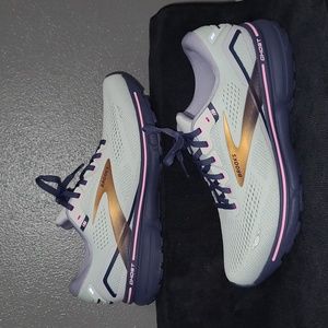 Brooks Ghost 15 Women's 10.5 (medium) Spa Blue/Neo Pink/Copper